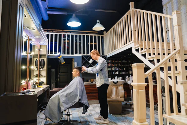 Fryzjer. fryzjer robi fryzurę dla brunet człowieka. — Zdjęcie stockowe