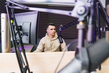 Profesyonel radyo sunucusu finans analisti canlı yayın yapıyor. 
