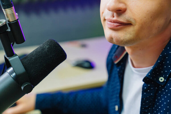 Закрой рот и микрофон. профессиональный радиоведущий в прямом эфире