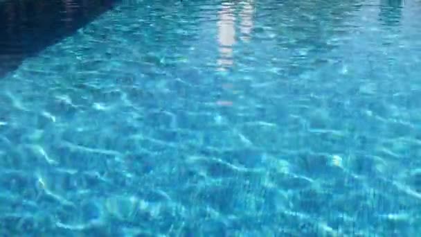 Modrá voda šplouchá v bazénu — Stock video
