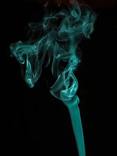 Primer movimiento del humo colorido aislado sobre fondo negro.Curvas de humo de fondo abstracto y ola sobre fondo negro. —  Fotos de Stock