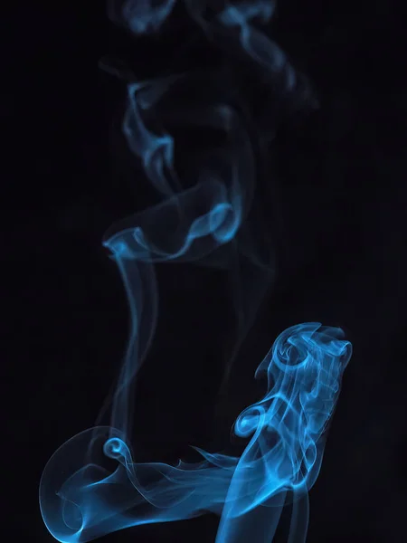 Primer movimiento del humo colorido aislado sobre fondo negro.Curvas de humo de fondo abstracto y ola sobre fondo negro. —  Fotos de Stock