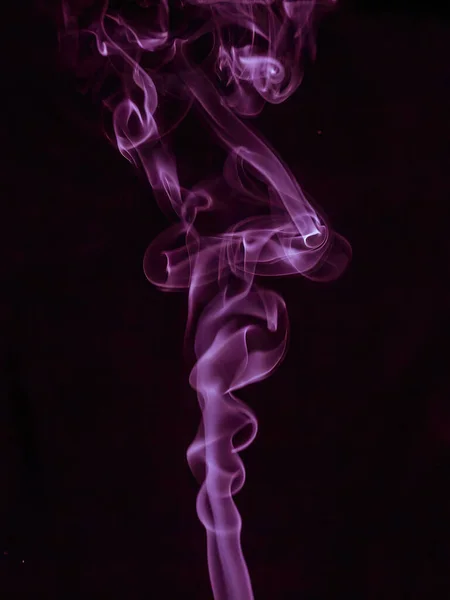 Primer movimiento del humo colorido aislado sobre fondo negro.Curvas de humo de fondo abstracto y ola sobre fondo negro. —  Fotos de Stock