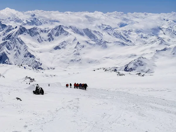 Skupina horolezců šplhá na zasněženou horu Elbrus — Stock fotografie