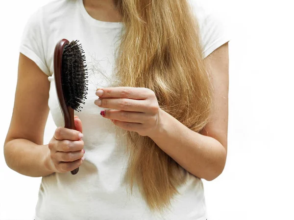 Uzun Sarı Saçlı Bir Kız Saçlarını Tarıyor Saç Dökülmesi Saç — Stok fotoğraf