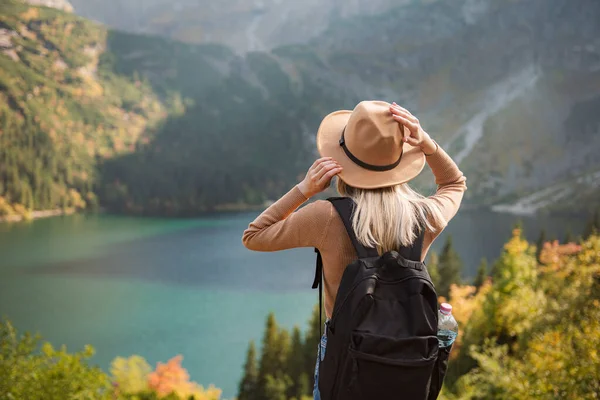 Mulher Viajante Usando Chapéu Olhando Para Montanhas Incríveis Lago Conceito — Fotografia de Stock