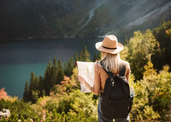 Жінка Подорожує Капелюсі Дивиться Дивовижні Гори Озеро Ідея Мандрівної Подорожі — стокове фото