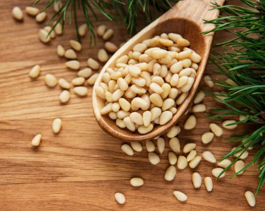 Eski ahşap bir arka planda çam fıstığı