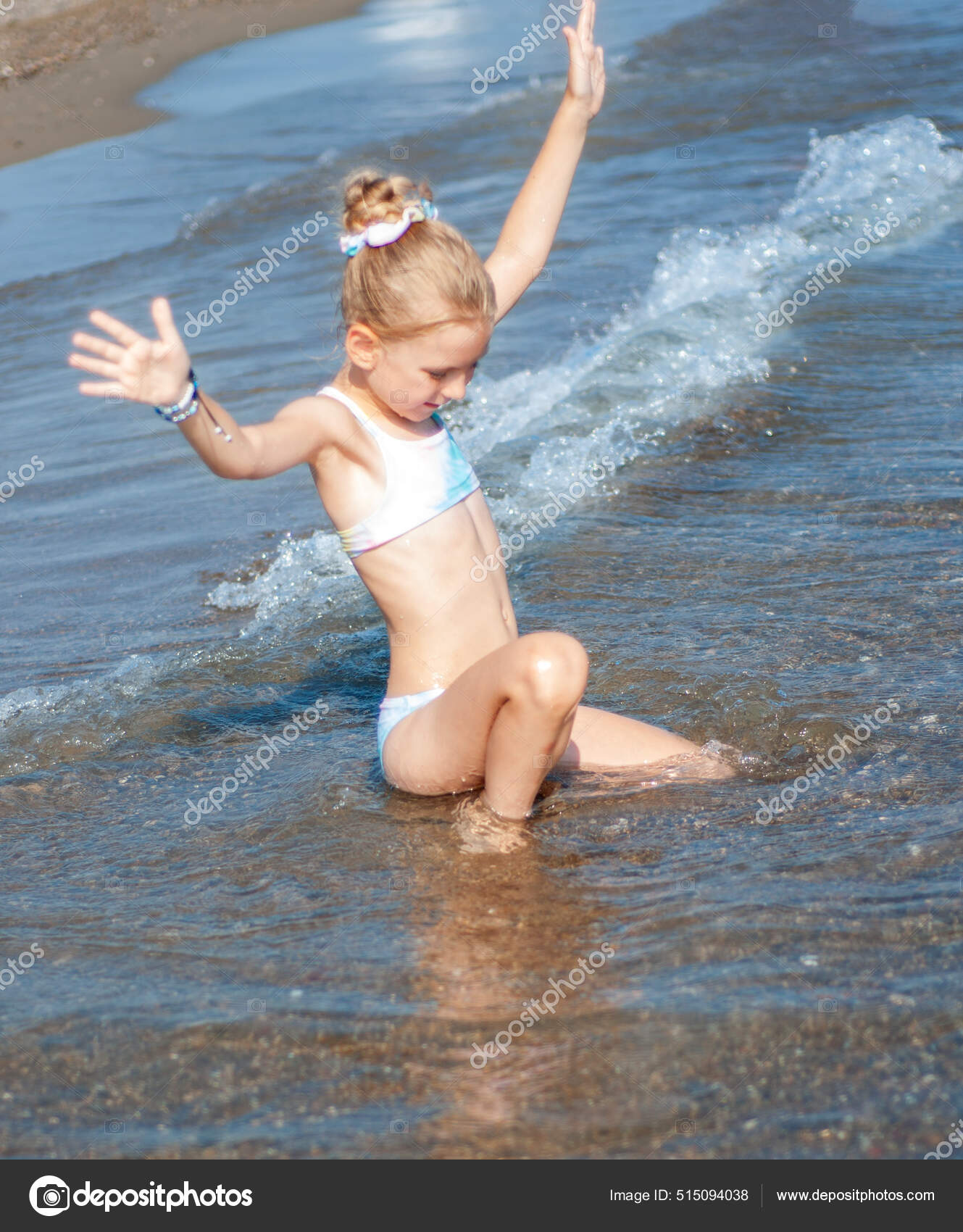 Petite Fille Maillot Bain Jouant Sur Plage Bord Mer image libre de