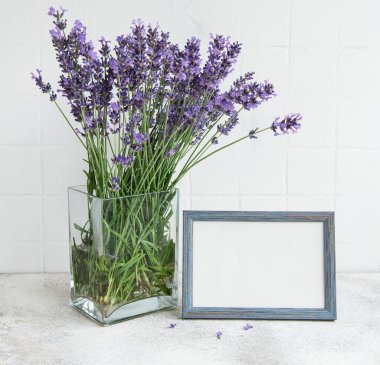 Mutfağın içinde bir demet lavanta. Bir masadaki çerçeve modeli.