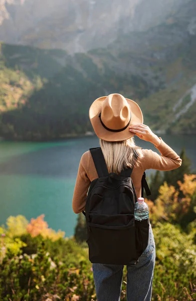 Mulher Viajante Usando Chapéu Olhando Para Montanhas Incríveis Lago Conceito — Fotografia de Stock