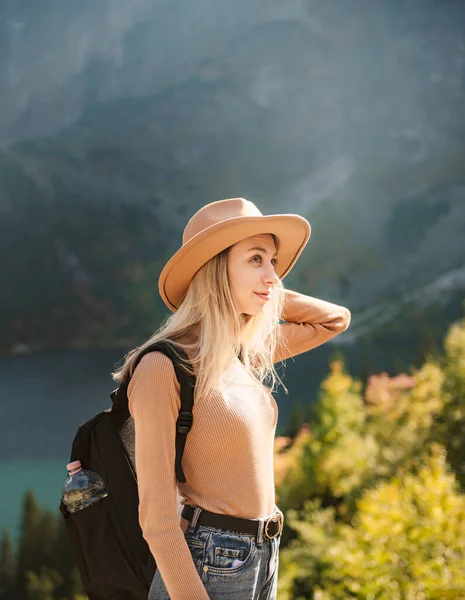 Woman Traveler Wearing Hat Looking Amazing Mountains Lake Wanderlust Travel — Stock Photo, Image