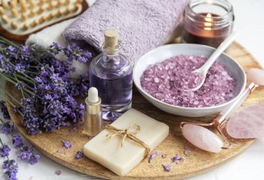 Lavanta kaplıcası. Temel yağlar, deniz tuzu, havlular ve el yapımı sabun. Lavanta çiçekli doğal bitki kozmetiği.