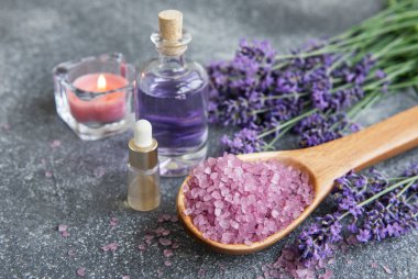 Lavanta kaplıcası. Temel yağlar, deniz tuzu ve mum. Lavanta çiçekli doğal bitki kozmetiği.