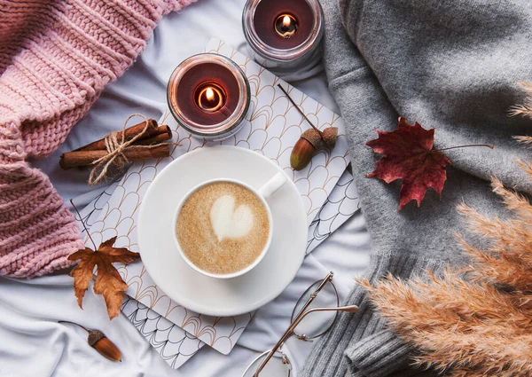 カボチャ コーヒー 燃えるろうそくと秋の静物画 豪快な秋の構図 — ストック写真
