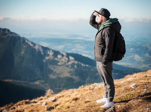 Beau Jeune Homme Regardant Loin Devant Montagne Par Une Journée — Photo