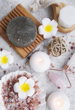 Güzel bir spa rahatlama konsepti. El yapımı sabun, yeşim taşı rulo ve gri taştan arka planda deniz tuzu.