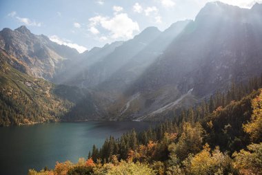 Polonya 'daki Tatra dağlarında Morskie Oko Gölü (Denizin Gözü). Zakopane kenti yakınlarındaki Tatra Ulusal Parkı 'ndaki ünlü Polonya tatil köyü..
