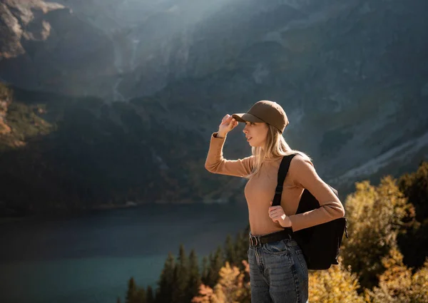 Seyahat Seyahat Kavramı Şapkalı Şık Bir Gezgin Kız Dağlara Bakıyor — Stok fotoğraf