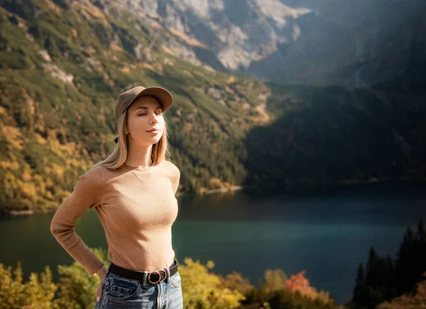 Wanderlust Conceito Viagem Menina Viajante Elegante Boné Olhando Para Montanhas — Fotografia de Stock