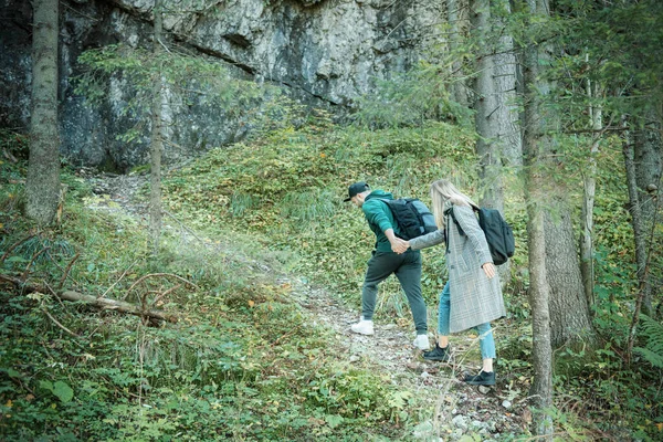 Zakochana Para Podróżników Ciesząca Się Lesie Koncepcja Wolności Aktywnego Stylu — Zdjęcie stockowe