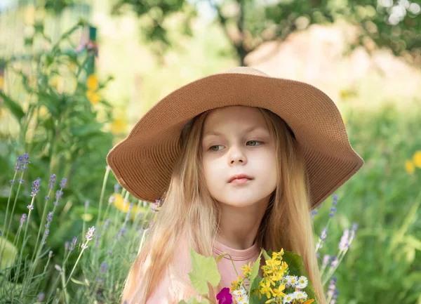 Menina Chapéu Palha Cercada Por Flores Lavanda Retrato Menina Loira — Fotografia de Stock