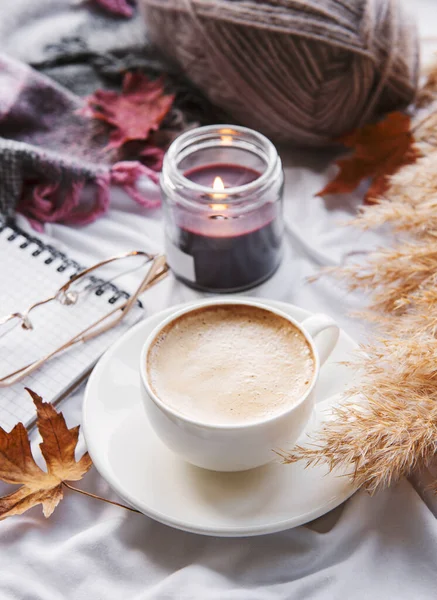 Bodegón Otoño Con Calabazas Café Velas Encendidas Acogedora Composición Otoño — Foto de Stock