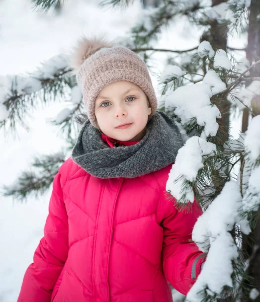 Kind Winter Ein Kleines Mädchen Das Winter Draußen Spielt Ein — Stockfoto