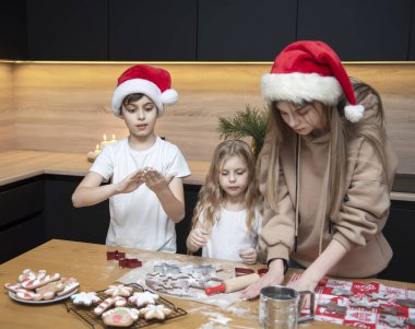 Noel tatiline hazırlanıyorum. Çocuklar mutfakta zencefilli ekmek hazırlıyorlar.