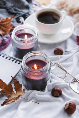 Balkabakları, kahve ve yanan mumlarla dolu bir sonbahar. Samimi sonbahar kompozisyonu