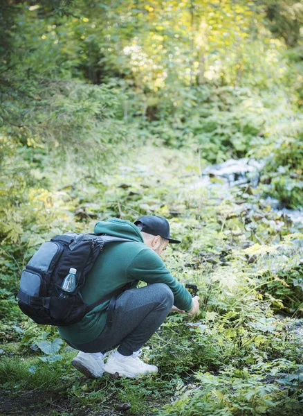 Młody Męski Turysta Robi Zdjęcia Aparatem Fotograficznym Lesie Turystyka Aktywny — Zdjęcie stockowe