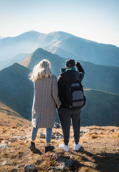 Viajantes Casal Olhando Para Longe Frente Montanha Dia Ensolarado Kasprowy — Fotografia de Stock