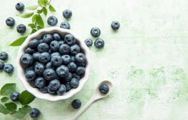 Ahşap bir arka planda taze toplanmış yabanmersini. Sağlıklı beslenme kavramı