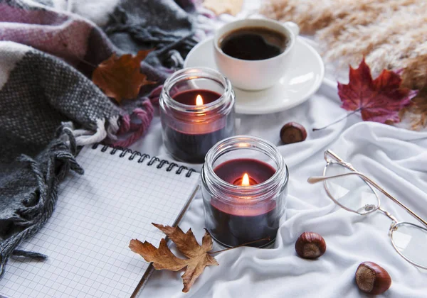 Herbstliches Stillleben Mit Kürbissen Kaffee Und Brennenden Kerzen Gemütliche Herbstzusammensetzung — Stockfoto