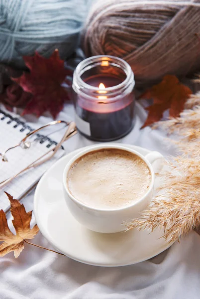 Herbstliches Stillleben Mit Kürbissen Kaffee Und Brennenden Kerzen Gemütliche Herbstzusammensetzung — Stockfoto