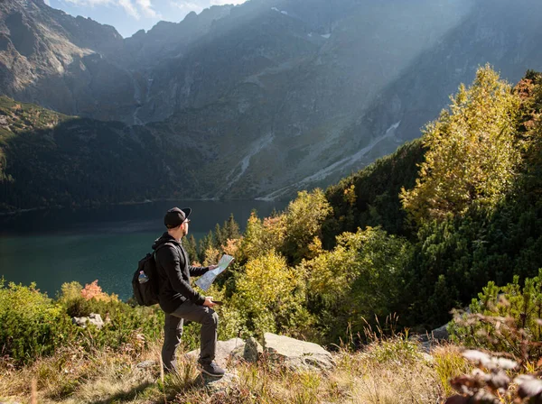 Jovem Viajante Com Mapa Mochila Relaxante Livre Com Montanhas Rochosas — Fotografia de Stock