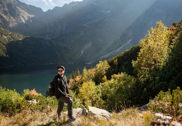 Jovem Viajante Com Mapa Mochila Relaxante Livre Com Montanhas Rochosas — Fotografia de Stock