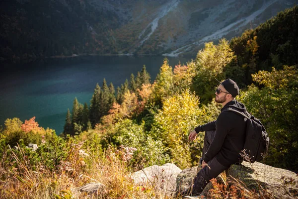 Чоловік Відпочиває Вершині Пагорба Спостерігаючи Чудові Пейзажі Гір Озера — стокове фото