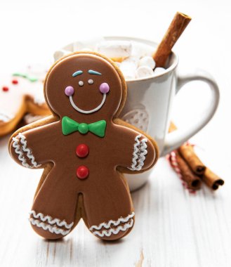 Ev yapımı sıcak çikolata kupası ve Noel masasında zencefilli kurabiye.