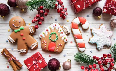Noel kurabiyesi ve beyaz ahşap masada noel süsleri. Noel tatili geçmişi