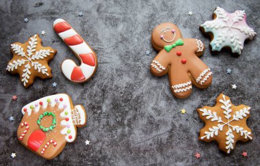 Siyah beton arka planda Noel kurabiyeleri. Ev yapımı lezzetli Noel kurabiyesi.