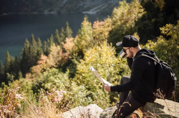 Homem Turista Relaxante Topo Uma Colina Assistindo Paisagem Maravilhosa Montanhas — Fotografia de Stock