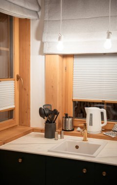 Dekoratif mutfak ve masa stili, küçük ev konsepti.