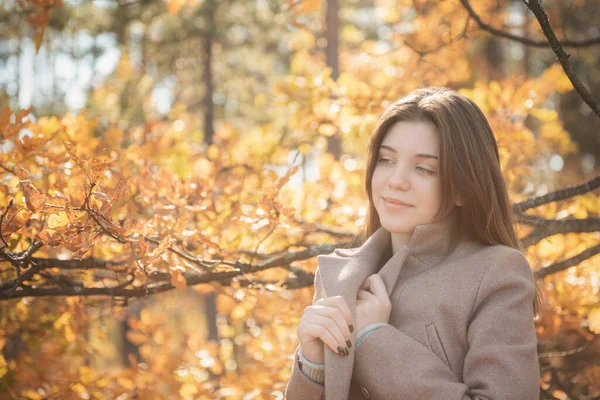 Porträt Eines Nachdenklichen Und Traurigen Mädchens Herbstliche Farben Lebensstil Herbststimmung — Stockfoto