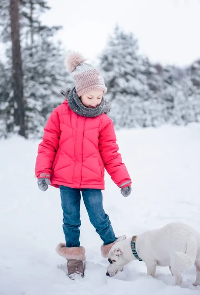 Kleines Mädchen Heller Jacke Spielt Winterlich Verschneiten Wald Mit Ihrem — Stockfoto