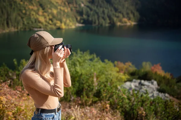Fotógrafo Viajante Turístico Topo Verde Montanha Segurando Mãos Câmera Fotográfica — Fotografia de Stock