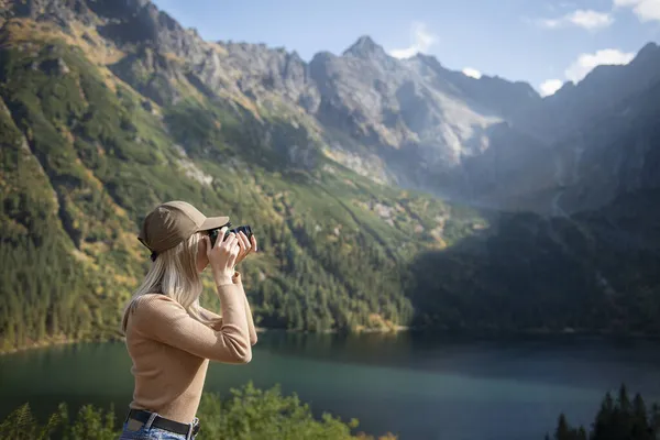 Fotógrafo Viajante Turístico Topo Verde Montanha Segurando Mãos Câmera Fotográfica — Fotografia de Stock