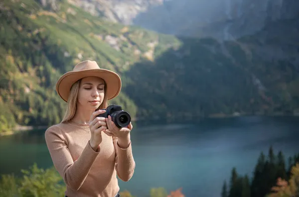 Dağın Tepesinde Elinde Dijital Fotoğraf Makinesiyle Duran Fotoğrafçı Turist Yürüyüşçü — Stok fotoğraf