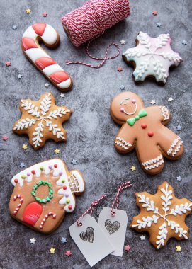 Karanlık bir arka planda Noel kurabiyesi. Ev yapımı lezzetli Noel kurabiyesi.