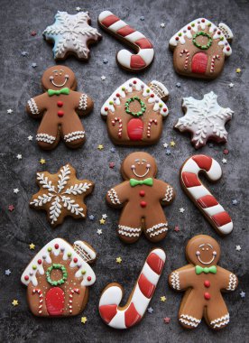 Karanlık bir arka planda Noel kurabiyesi. Ev yapımı lezzetli Noel kurabiyesi.